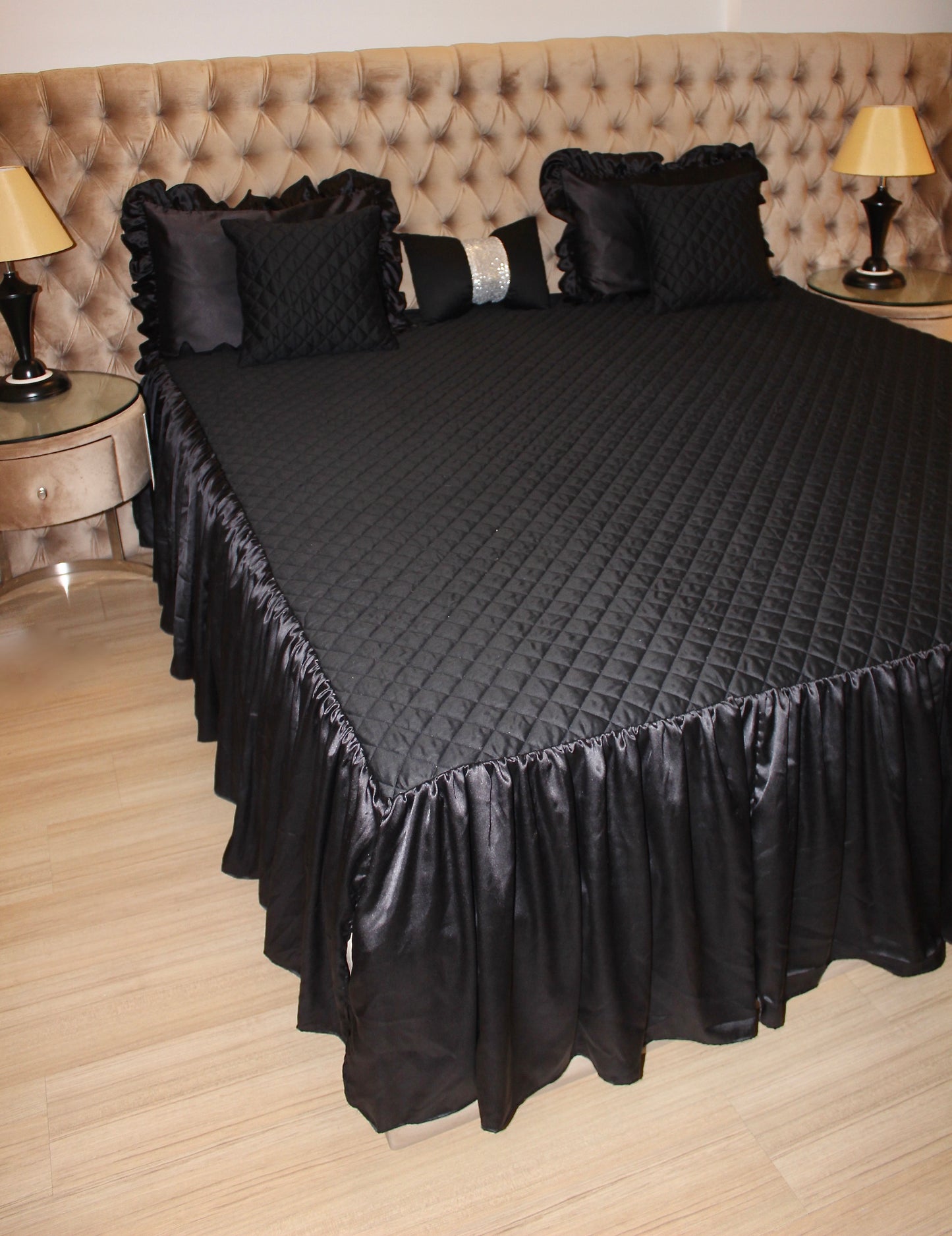 Monochrome frill bedding set