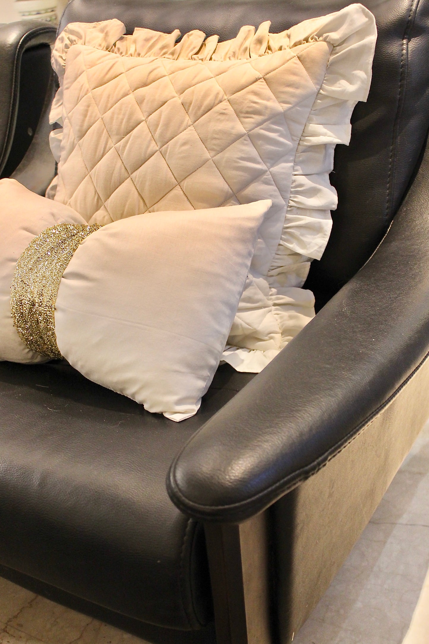 Bow cushion (Gold belt)