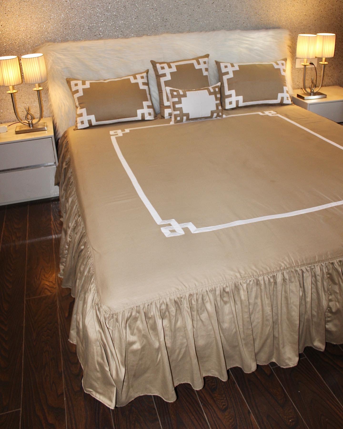 Border embedded frill sheet