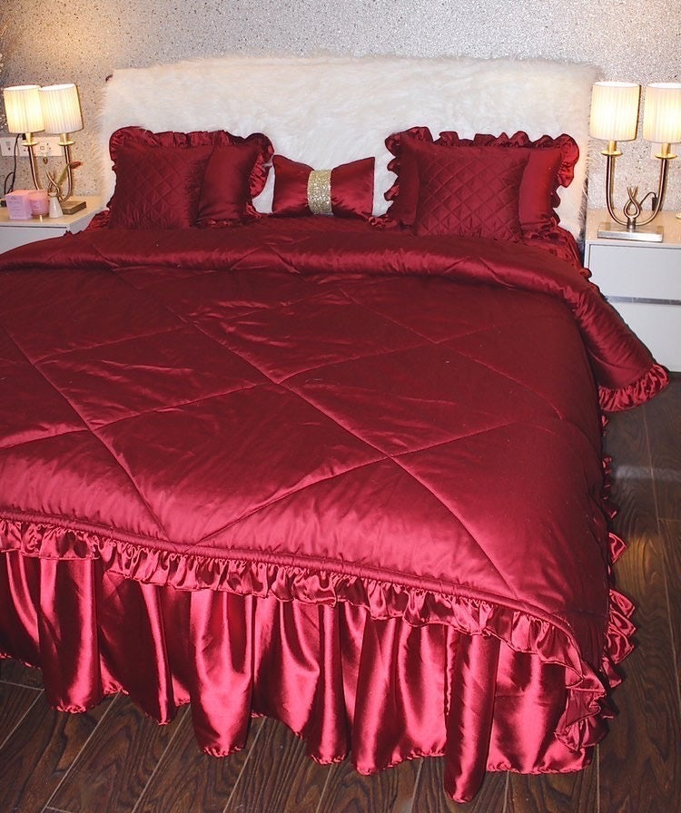 Monochrome frill bedding set