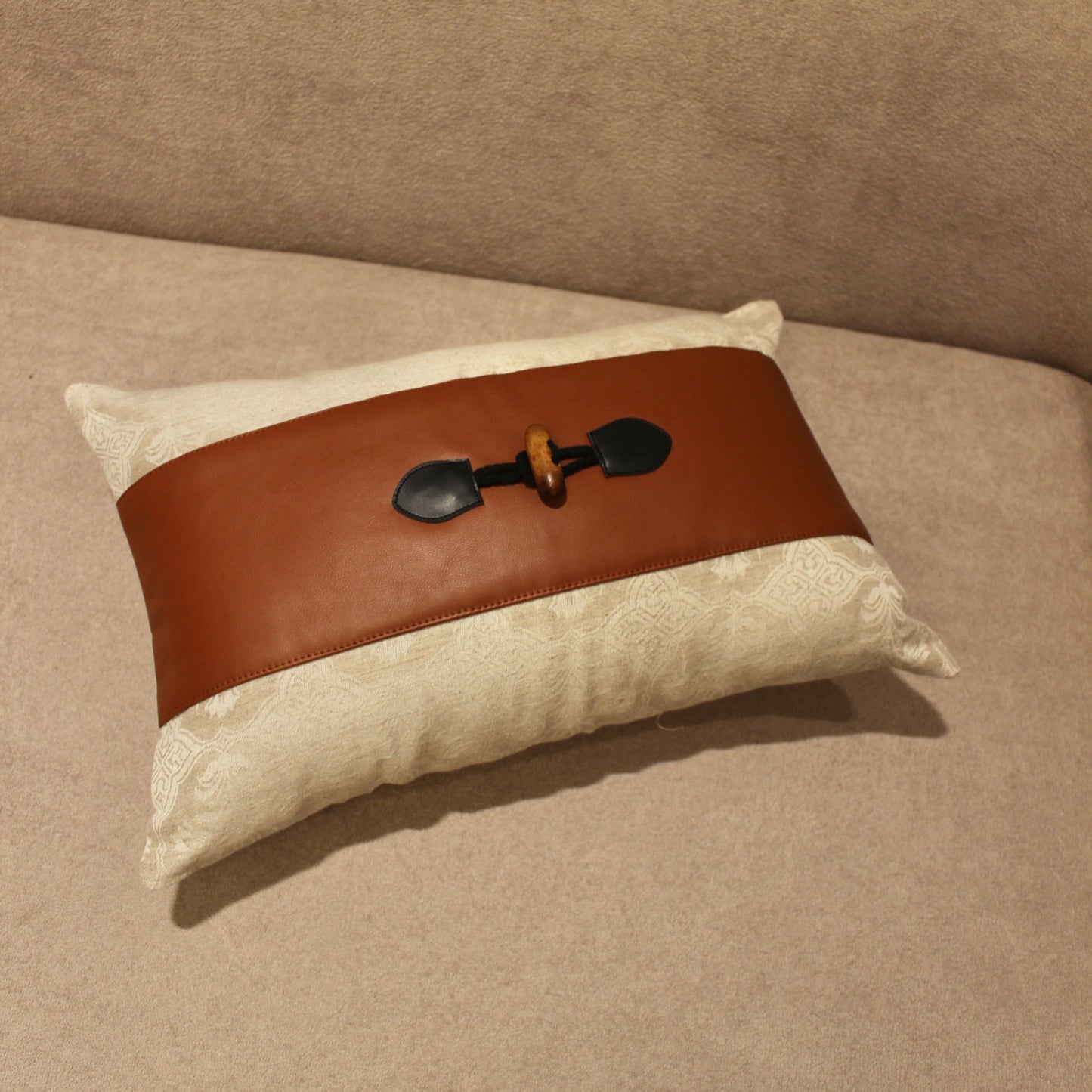 Lino buckle cushion