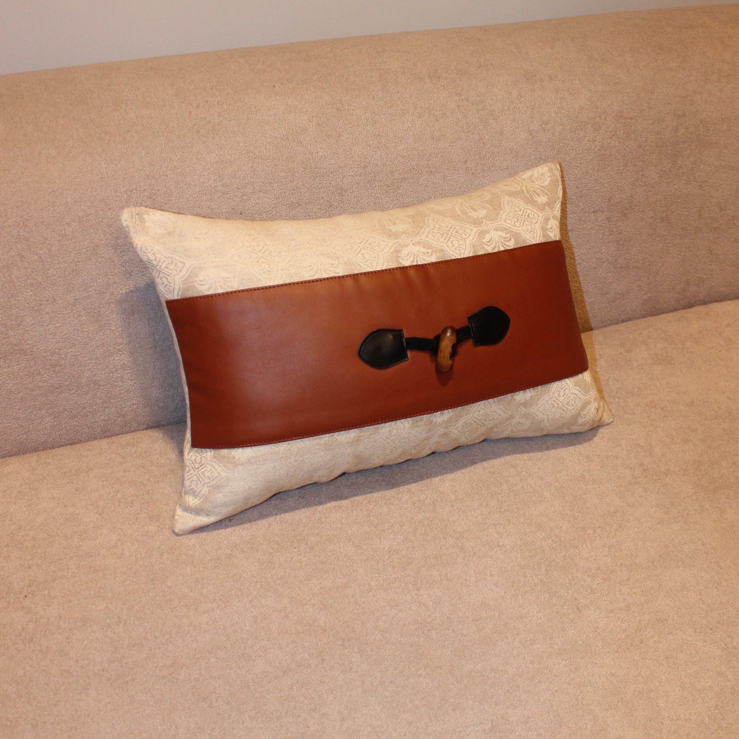 Lino buckle cushion