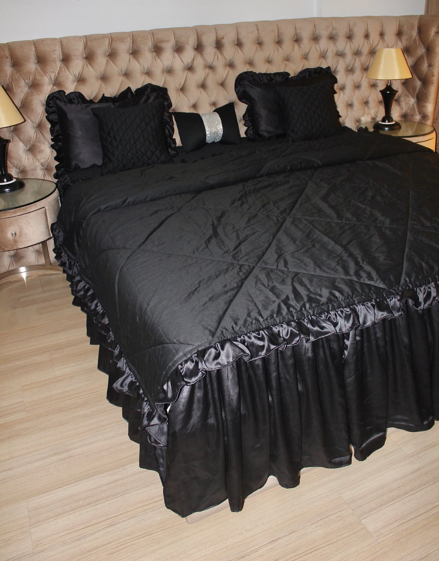 Monochrome frill bedding set